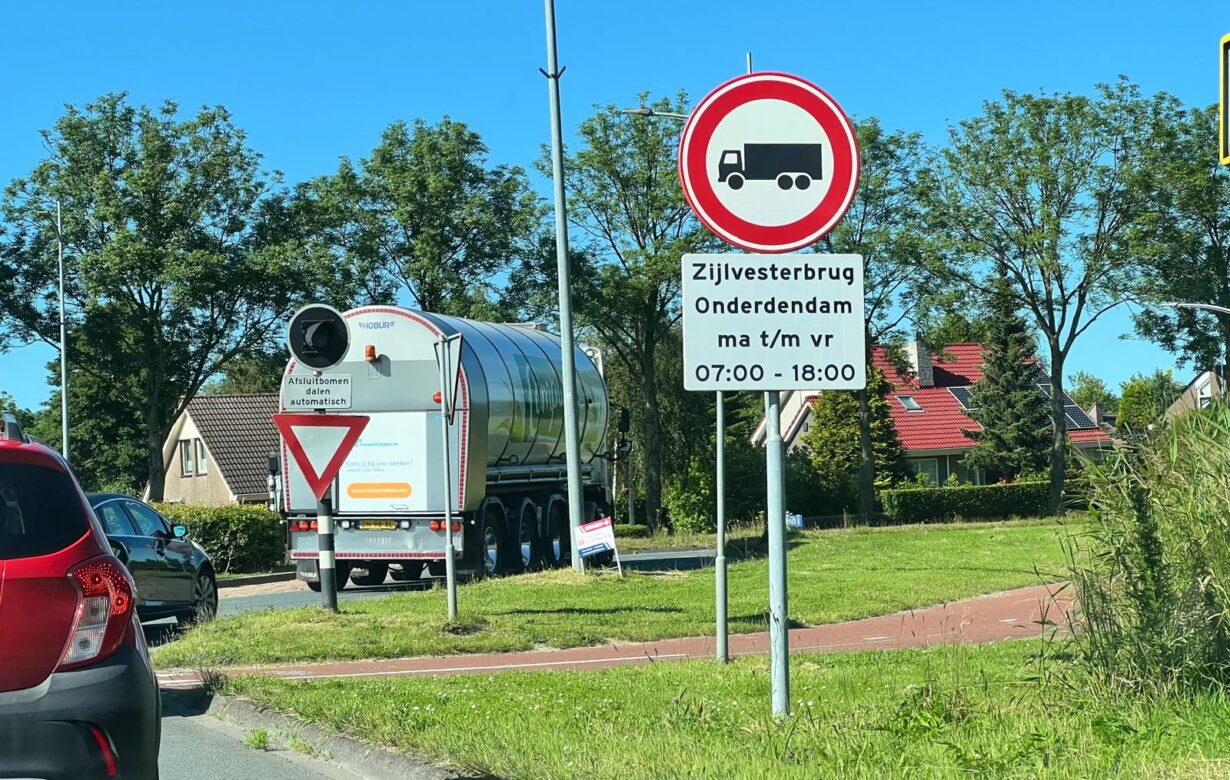 Dorpen splijten uiteen door het vele doorgaande verkeer in. Stedenbouwkundig geen homogeen dorpskarakter.