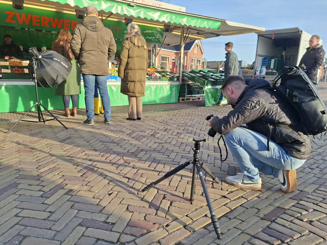 Gemeentebelangen maakt foto's op de markt van Uithuizen