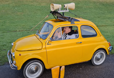 Bert Schaap aka Burdy in de gele Fiat 500